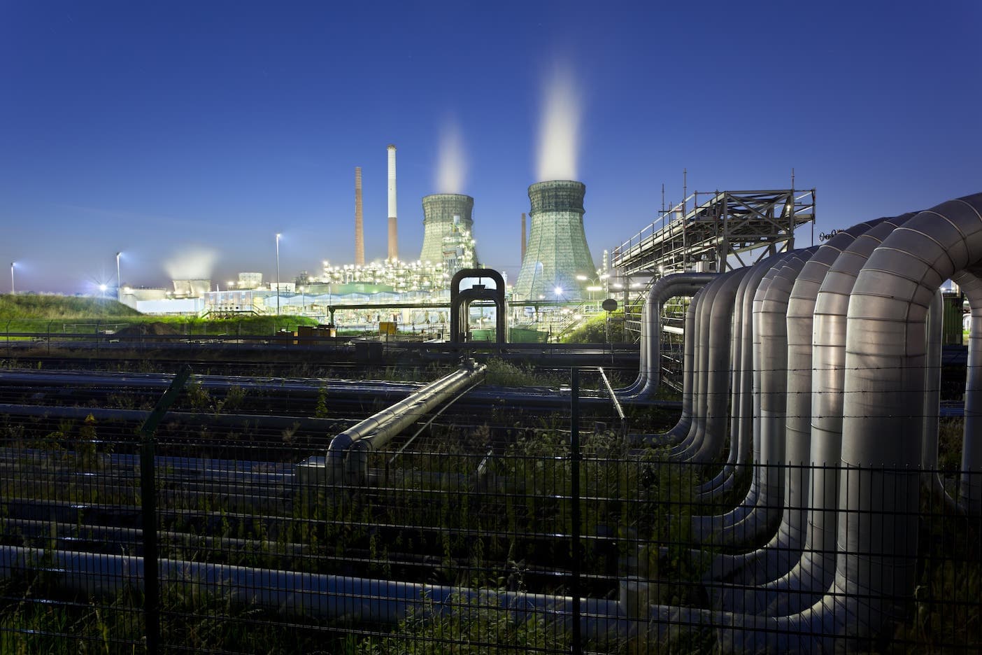 refinery-and-pipelines-at-night-P9JHXEQ copie